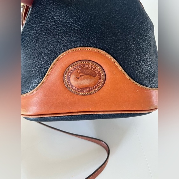 Vintage Dooney & Bourke Navy Blue & Tan Pebbled Leather Drawstring Bucket Bag - Picture 3 of 16